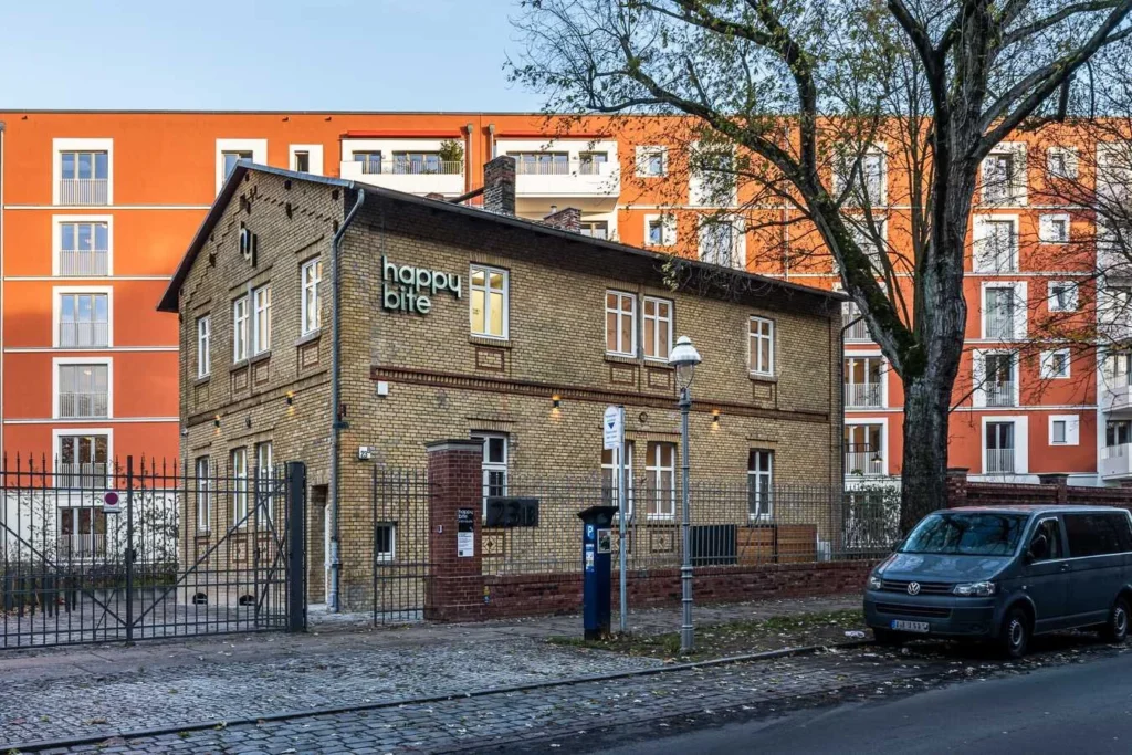Außenansicht der Zahnarztpraxis happybite in Berlin‑Moabit (nahe Hauptbahnhof)