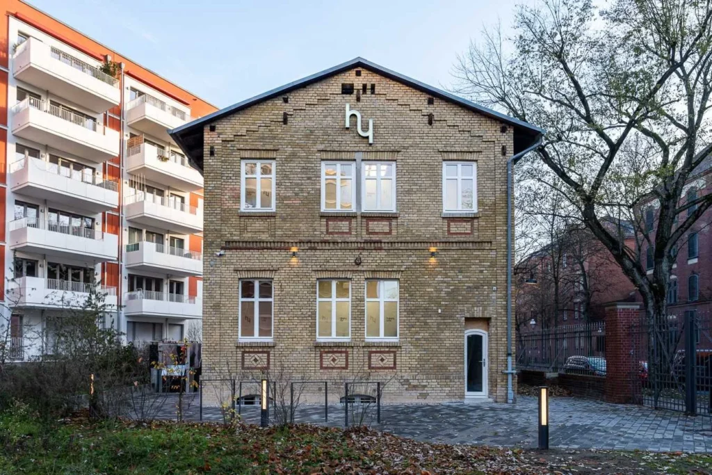 Außenansicht der Zahnarztpraxis happybite in Berlin‑Moabit (nahe Hauptbahnhof)