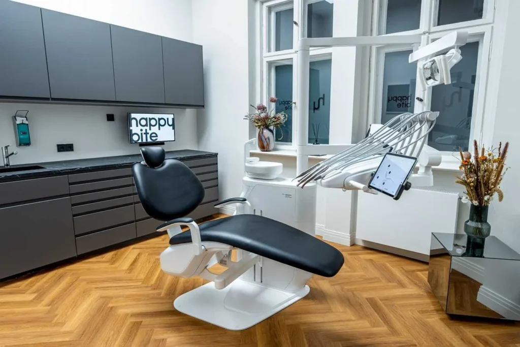 Behandlungszimmer der Zahnarztpraxis happybite in Berlin‑Moabit