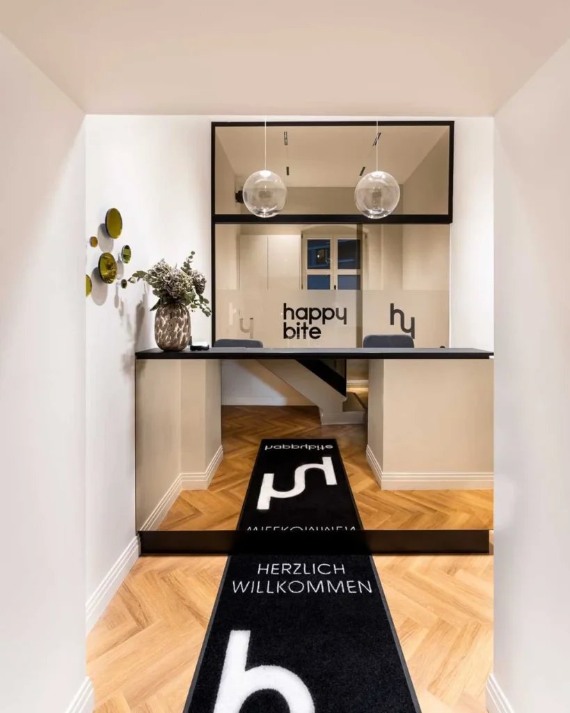 Empfangsbereich der Zahnarztpraxis happybite in Berlin‑Moabit