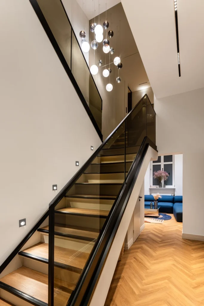 Treppenhaus der Zahnarztpraxis happybite in Berlin‑Moabit